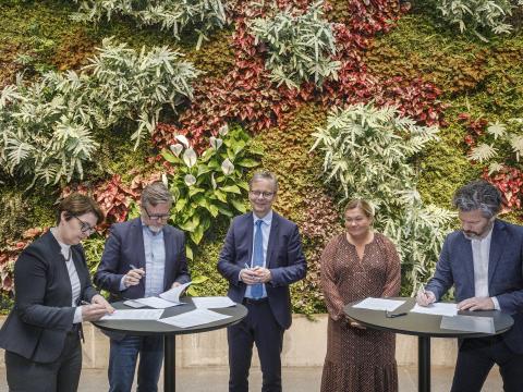 Frá undirritun samninganna þriggja. Frá vinstri: Kolbrún Þ. Pálsdóttir, forseti Menntavísindasviðs HÍ, Helgi Grímsson, sviðsstjóri Skóla- og frístundasviðs borgarinnar, Jón Atli Benediktsson, rektor HÍ, Pia Hansson, forstöðumaður Alþjóðamálastofnunar HÍ, og Dagur B. Eggertsson borgarstjóri. MYND/Gunnar Sverrisson