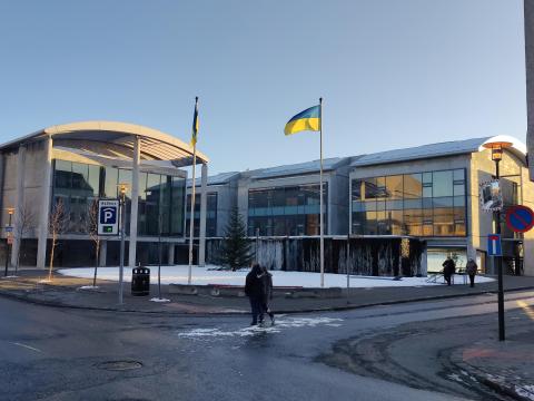 Úkraníski þjóðfáninn við Ráðhús Reykjavíkur og Höfða til að sýna samstöðu með úkraínsku þjóðinni.