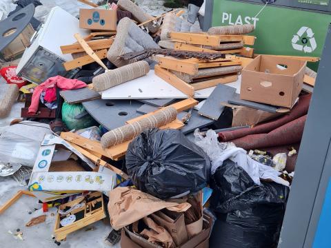 Mikið rusl við grenndarstöð við Ferjubakka.