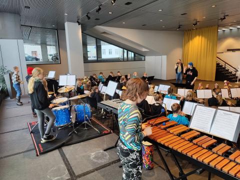 Yngsta sveitin i skólahljómsveit Vesturbæjar spilar í Tjarnarsal.