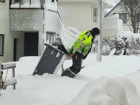 Sorphirðufólk að störfum í miklum snjó.