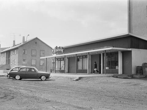 Maí 1966, Melabúðin við Hagamel í Reykjavík, Hofsvallagata og Hagamelur. Ljósmynd Jóhann Vilberg Árnason (1942-1970)