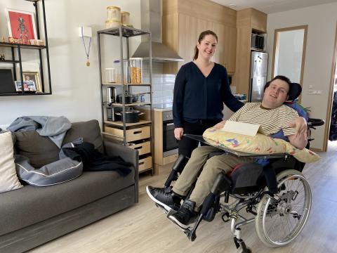 Margreir ásamt Erlu Margréti, forstöðumanni íbúðakjarnans.