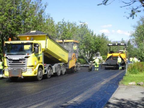 Malbikunarvélar að malbika götu.