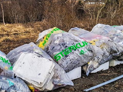 Glærir pokar fullir af rusli sem plokkarar hafa tínt upp.