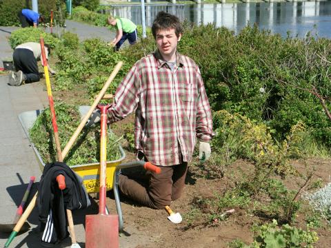 Ungt fólk við garðyrkju.