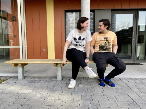 Einar og Ellen fyrir framan heimili hans. 