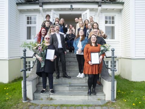 Hópurinn sem hlaut mannréttindaverðlaun Reykjavíkur vinstra megin og hópurinn sem fékk hvatningarverðlaun hægra megin ásamt borgarstjóra, mannréttindastjóra ofl. gestum.