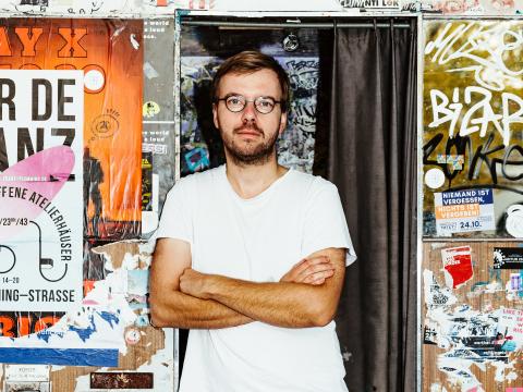 Rithöfundurinn Matthia Jügler stendur í dyrakarmi