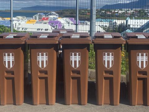 Brúnar tunnur eru fyrir lífrænan eldhúsúrgang.