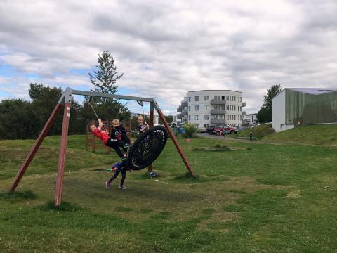 Börn að leik í kröfurólu