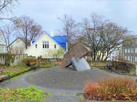 Lettneskt listaverk á Kyiv torgi.