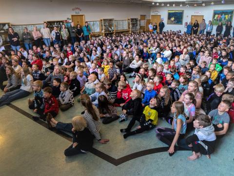 Nemendur Laugarnesskóla syngja öll saman í sal skólans.