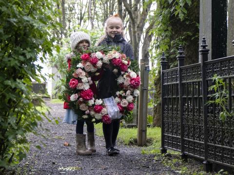 Stúlkurnar sem báru blómsveiginn eru Aría Björk Daníelsdóttir og Ronja Sif Matthíasdóttir