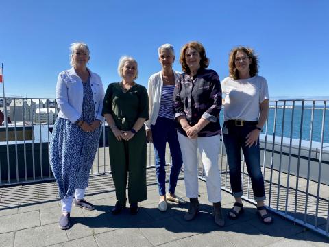 Vilborg Gunnarsdóttir, framkvæmdastjóri Alzheimersamtakanna, Berglind Magnúsdóttir skrifstofustjóri, Ragnheiður Ríkharðsdóttir, formaður samtakanna, Regína Ásvaldsdóttir, sviðsstjóri og Jórunn Frímannsdóttir, forstöðumaður Droplaugarstaða. 