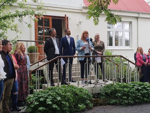 Nýr meirihlutasáttmáli kynntur á tröppum stöðvarstjórahússins í Elliðaárdal