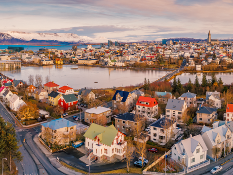 Reykjavík horft yfir tjörnina 