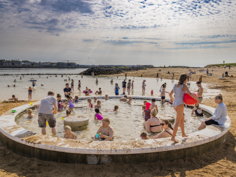 Borgarbúa við leik í Nauthólsvík