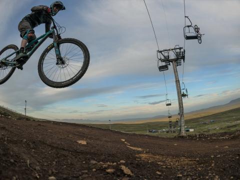 Í Skálafell Bike Park er hægt að fara með hjólin upp í stólalyftunni. Mynd: Anton Gunnarsson