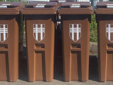 Nokkrar brúnar tunnur fyrir lífrænan eldhúsúrgang.