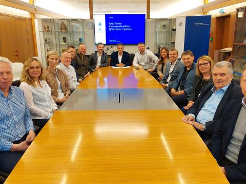 Framkvæmdanefnd um uppbyggingu þjóðarhallar í innanhússíþróttum hóf störf í dag.