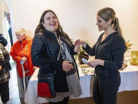 Aldís Ósk Diego tók ánægð við lyklunum úr hendi Álfheiðar forstöðumanns.