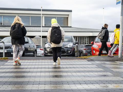 Börn ganga í skóla