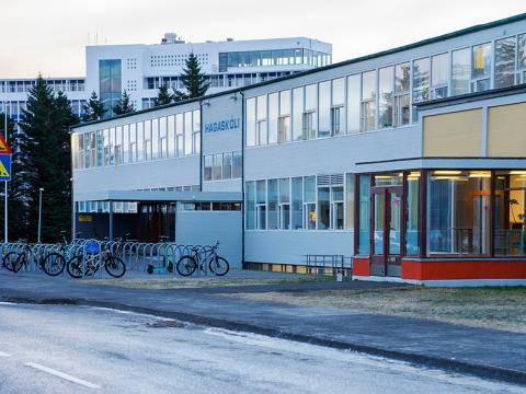 Hagskóli séður frá Fornhaga.