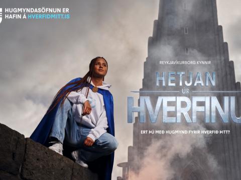 Hetjan úr hverfinu stillir sér upp fyrir framan Hallgrímskirkju.