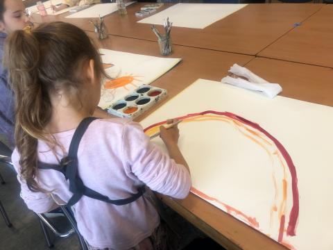 Stúlka úr hópi flóttabarna á námskeiði hjá Myndlistaskólanum í Reykjavík.