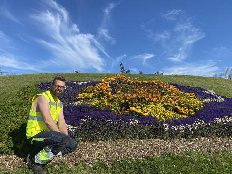 Þorsteinn Magni Björnsson við blómabeð í Hljómskálagarðinum.