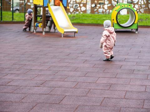 Börn að leik á leikskólalóð.