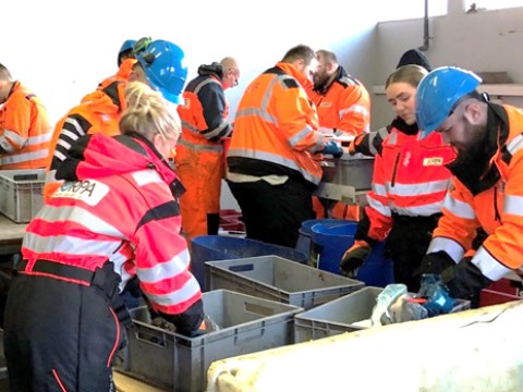 Fólk að störfum við húsasorpsrannsókn Sorpu.