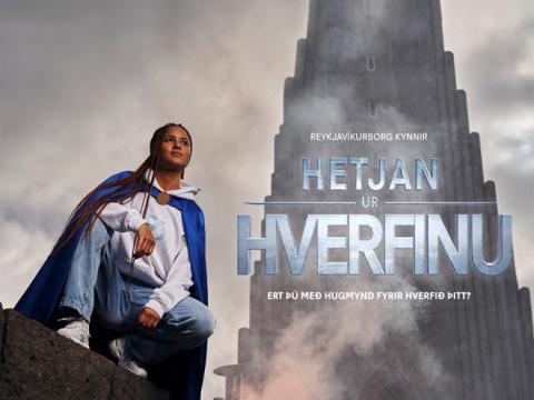Hetjan úr hverfinu stillir sér upp fyrir framan Hallgrímskirkju.