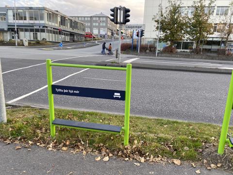 Tvær hjólatyllur við gatnamót Laugavegs og Nóatúns.