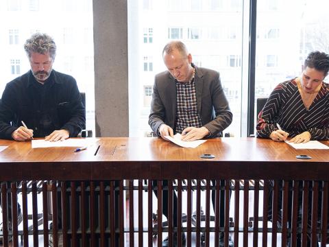 Dagur B. Eggertsson, Guðmundur Ingi Guðbrandsson og Nichole Leigh Mosty skrifa undir þjónustusamning ríkis og borgar.
