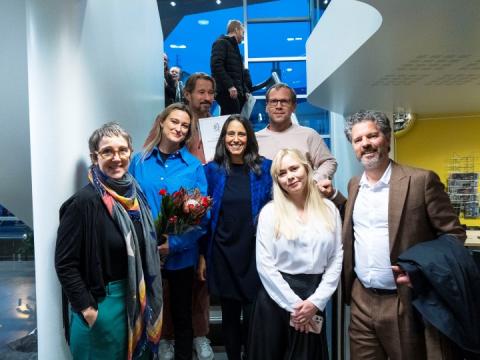 Fólk við verðlaunaafhendingu.