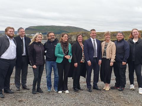 Fólk sem viðstatt friðlýsinguna stillir sér upp í fjörunni