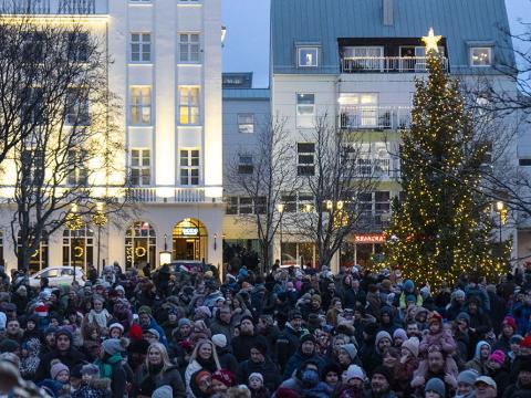 Mannfjöldi á Austurvelli þegar það er nýbúið að kveikja á Oslóartrénu.