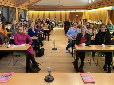 Fólk hlustar á fyrirlestur á velferðarkaffi.