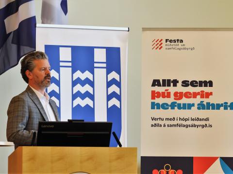 Myndin sýnir Dag B. Eggertsson, halda erindi um kolefnishlutlausa borg.
