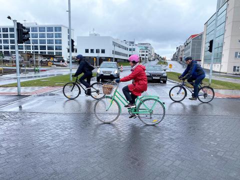 Fólk hjólar yfir Snorrabraut