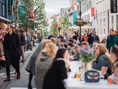 Myndin sýnir fjölskrúðugt mannlíf á laugavegi.