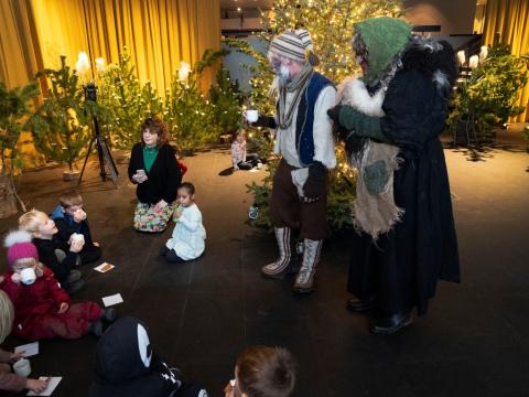 Grýla og Leppalúði heilsa upp á leikskólabörn í jólaskóginum í Ráðhúsi Reykjavíkur