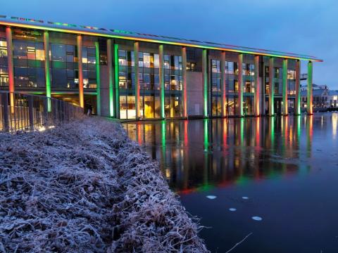 Ráðhús Reykjavíkur með rauðum og grænum jólaljósum