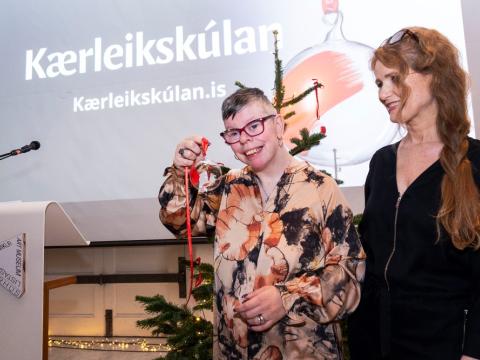 Steinunn Ása Þorvaldsdóttir tekur við Kærleikskúlunni 2022 á Listasafni Reykjavíkur. Með henni er Eva Þengilsdóttir, hugmyndasmiður Kærleikskúlunnar og framkvæmdarstjóri Öryrkjabandalags Íslands.