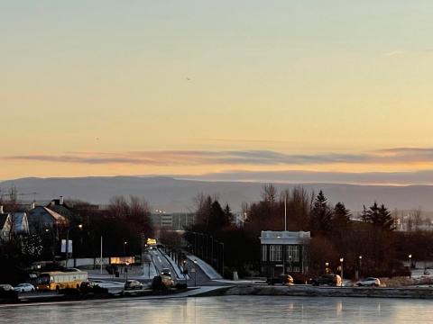 Mynd af umferð á Fríkirkjuvegi í þurru og köldu veðri.