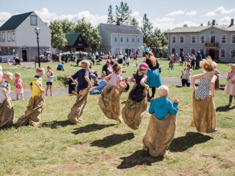 Pokahlaup í Árbæjarsafni á útileikjahátíð.