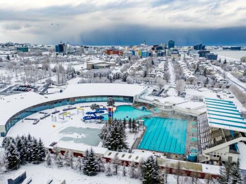 Laugardalslaug úr lofti um vetur