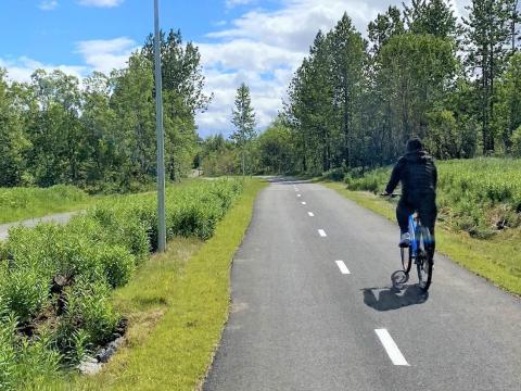 Hjólandi maður á stíg í Elliðaárdal.